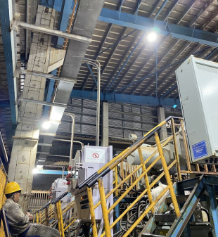 lò hơi công nghiệp dạng đứng vừa được lắp đặt và hoàn thiện trong nhà xưởng.