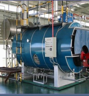 hệ thống lò hơi công nghiệp đốt dầu/gas hiện đại được lắp đặt trong nhà xưởng.
