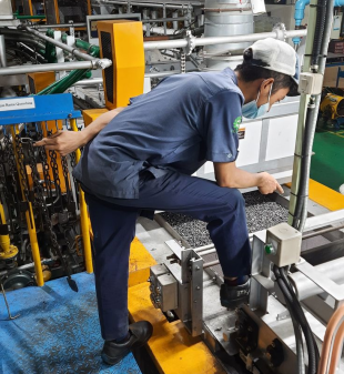  hệ thống băng tải công nghiệp kết hợp phễu cấp liệu tự động.